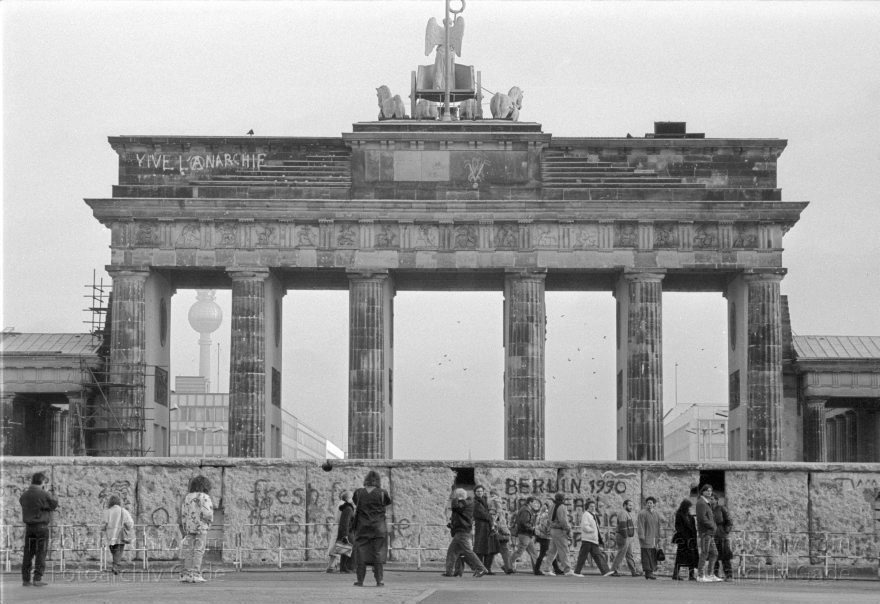 Berliner Mauer am Brandenburger Tor. DDR-Grenze
19. 1. 1990. Berlin. Mitte. DDR. Berliner Mauer beim Brandenburger Tor. GDR. German Democratic Republic. Berlin wall at the brandenburg gate. East German frontier.
Schlüsselwörter: Berlin;berlin wall;Berliner Mauer;Brandenburg Gate;Brandenburger Tor;DDR;DDR Grenze;Deutsche Demokratische Republik;Deutschland;East german frontier;Fernsehturm;GDR;German Democratic Republic;Germany;Grenze;iron curtain;Ostberlin;1990;Ostzone