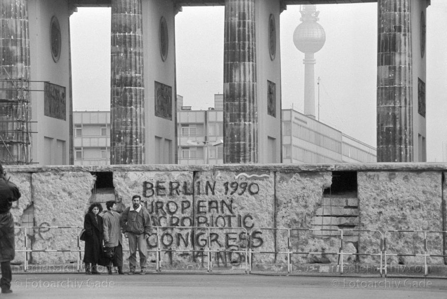 Berliner Mauer am Brandenburger Tor. DDR-Grenze
19. 1. 1990. Berlin. Mitte. DDR. Berliner Mauer beim Brandenburger Tor. GDR. German Democratic Republic. Berlin wall at the brandenburg gate. East German frontier.
Schlüsselwörter: Berlin;berlin wall;Berliner Mauer;Brandenburg Gate;Brandenburger Tor;DDR;DDR Grenze;Deutsche Demokratische Republik;Deutschland;East german frontier;Fernsehturm;GDR;German Democratic Republic;Germany;Grenze;iron curtain;Ostberlin;1990;Ostzone