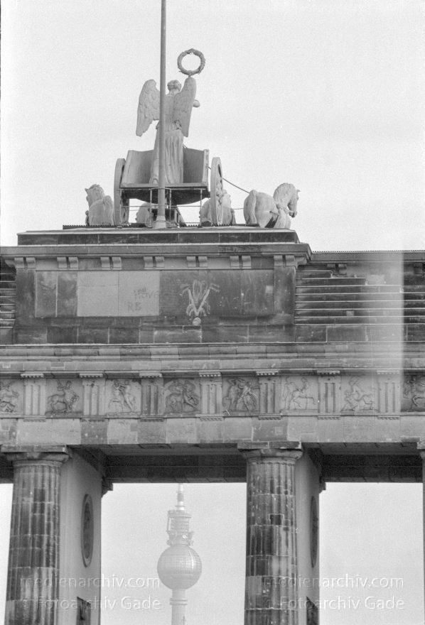 Berliner Mauer am Brandenburger Tor. DDR-Grenze
19. 1. 1990. Berlin. Mitte. DDR. Berliner Mauer beim Brandenburger Tor. GDR. German Democratic Republic. Berlin wall at the brandenburg gate. East German frontier.
Schlüsselwörter: Berlin;Berlin Wall;Berliner Mauer;Brandenburg Gate;Brandenburger Tor;DDR;DDR Grenze;Deutsche Demokratische Republik;Deutschland;East german frontier;Fernsehturm;GDR;German Democratic Republic;Germany;iron curtain;Ostberlin;1990;Ostzone
