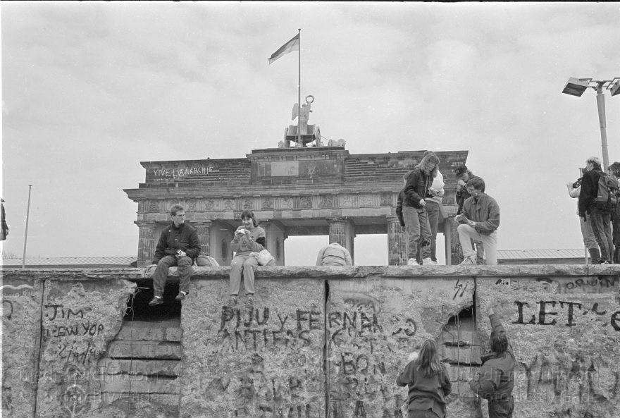 Berliner Mauer am Brandenburger Tor. Grenze der DDR
19. 2. 1990. Berlin. Berliner Mauer beim Brandenburger Tor. DDR Grenze. GDR. German Democratic Republic. Berlin Wall. East German Frontier
Schlüsselwörter: Berlin;berlin wall;Berliner Mauer;Brandenburger Tor;DDR;DDR Grenze;Deutsche Demokratische Republik;Deutschland;GDR;Germany;Grenze;iron curtain;Mauer;Ostberlin;1990;Ostzone