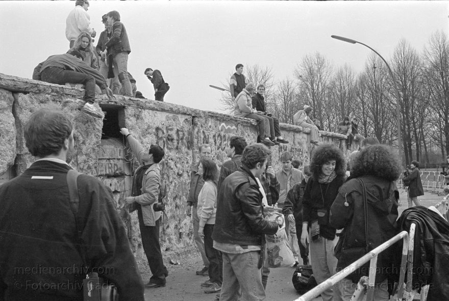 Berliner Mauer am Brandenburger Tor. Grenze der DDR
19. 2. 1990. Berlin. Berliner Mauer vor dem Brandenburger Tor. DDR Grenze. GDR. German Democratic Republic. Berlin Wall. East German Frontier
Schlüsselwörter: Berlin;berlin wall;Berliner Mauer;DDR;DDR Grenze;Deutsche Demokratische Republik;Deutschland;GDR;Germany;Grenze;iron curtain;Mauer;Ostberlin;1990;Ostzone