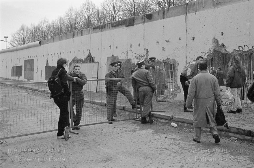 Berliner Mauer am Brandenburger Tor. Grenze der DDR
19. 2. 1990. Berlin. Berliner Mauer vor dem Brandenburger Tor. DDR Grenze. GDR. German Democratic Republic. Berlin Wall. East German Frontier
Schlüsselwörter: Berlin;berlin wall;Berliner Mauer;DDR;DDR Grenze;Deutsche Demokratische Republik;Deutschland;GDR;Germany;Grenze;Grenzposten;iron curtain;Mauer;Ostberlin;1990;Ostzone