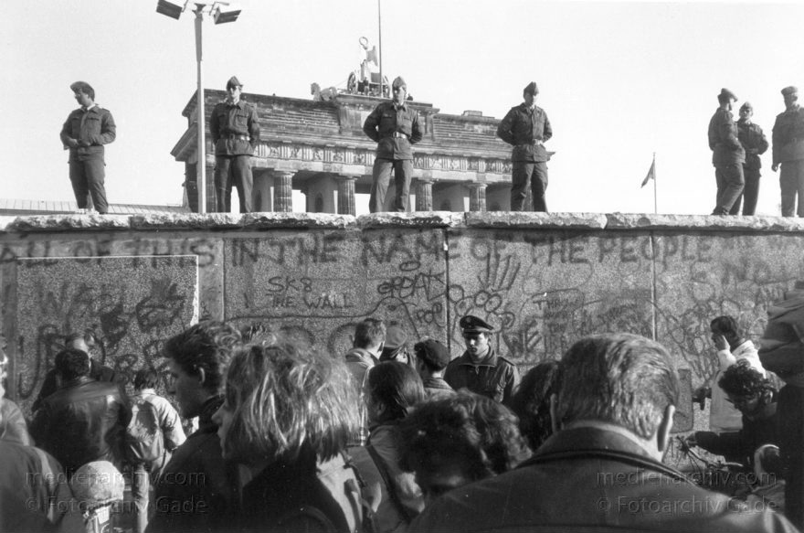 Berliner Mauer am Brandenburger Tor. Grenze der DDR
Demontage der Mauer zwischen Ost- und West Berlin. Berlin- Mitte. 19.02.1990
Schlüsselwörter: Berlin;berlin wall;Berliner Mauer;Brandenburger Tor;DDR;DDR Grenze;Deutsche Demokratische Republik;Deutschland;GDR;Germany;Grenze;iron curtain;Mitte;Ostberlin;1990;Ostzone