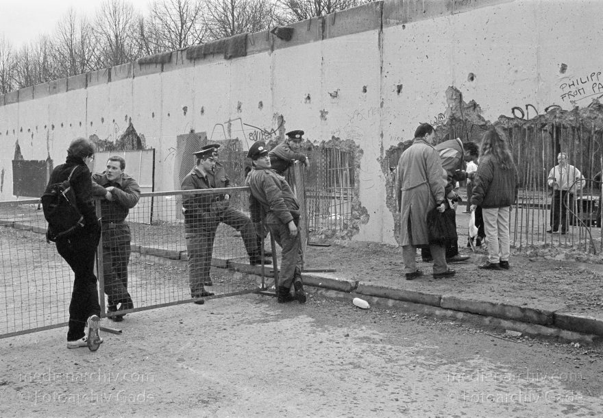 Berliner Mauer am Brandenburger Tor. Grenze der DDR
19. 2. 1990. Berlin. Berliner Mauer beim Brandenburger Tor. DDR Grenze. GDR. German Democratic Republic. Berlin Wall. East German Frontier
Schlüsselwörter: Berlin;berlin wall;Berliner Mauer;DDR;DDR Grenze;Deutsche Demokratische Republik;Deutschland;GDR;Germany;Grenze;Grenzposten;iron curtain;Mauer;Ostberlin;1990;Ostzone