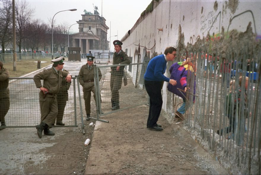Berliner Mauer beim Reichstag. Grenze der DDR
19. Februar 1990. Berlin. Mitte. Die DDR Grenze fällt. Berliner Mauer.
Schlüsselwörter: Berlin;berlin wall;Berliner Mauer;Brandenburger Tor;DDR;DDR Grenze;Deutsche Demokratische Republik;Deutschland;GDR;Germany;Grenze;Grenzposten;iron curtain;Mauer;Mitte;Ostberlin;1990;Ostzone