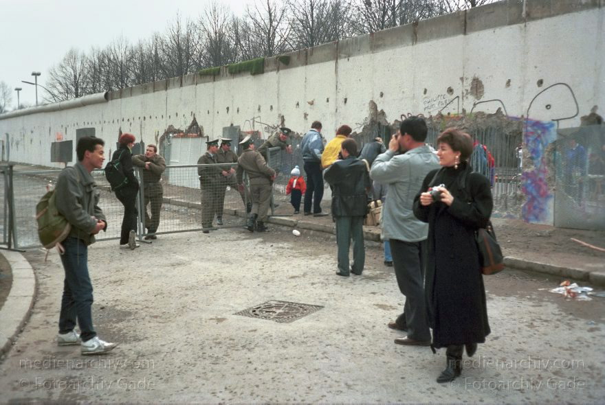 Berliner Mauer beim Reichstag. Grenze der DDR
19. Februar 1990. Berlin. Mitte. DDR Grenze. Berliner Mauer. Die DDR Grenzposten lungern tatenlos auf dem Streifen zwischen Brandenburger Tor und Reichstag rum. Sie sind eine Touristenattraktion.
Schlüsselwörter: Berlin;berlin wall;Berliner Mauer;DDR;DDR Grenze;Deutsche Demokratische Republik;Deutschland;GDR;Germany;Grenze;iron curtain;Mauer;Mitte;Ostberlin;1990;Ostzone