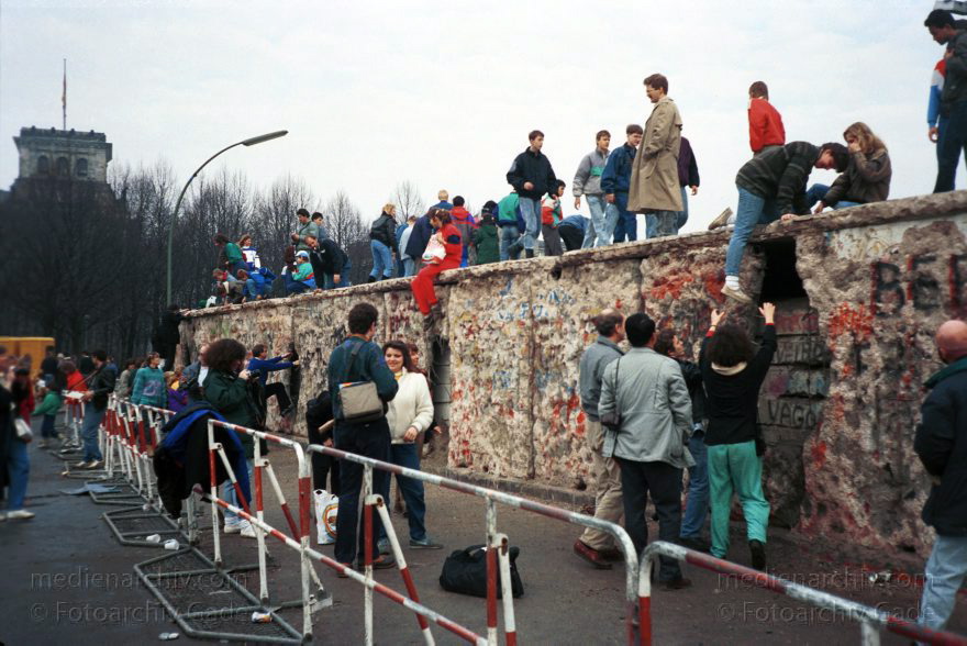 Berliner Mauer am Brandenburger Tor. Grenze der DDR
19. Februar 1990. Berliner Mauer am Brandenburger Tor. Grenze der DDR
Schlüsselwörter: Berlin;berlin wall;Berliner Mauer;DDR;DDR Grenze;Deutsche Demokratische Republik;Deutschland;GDR;Germany;Grenze;iron curtain;Mauer;Mitte;Ostberlin;1990;Ostzone