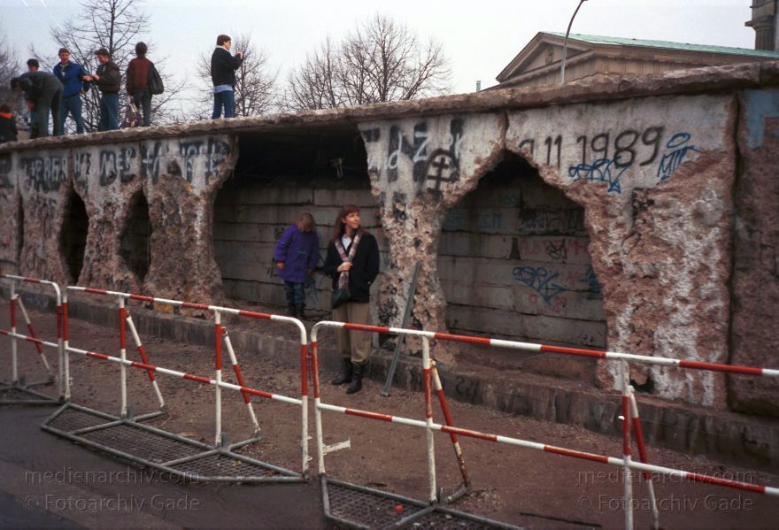 Berliner Mauer am Brandenburger Tor. Grenze der DDR
19. Februar 1990. Berlin. Mitte. Die DDR Grenze fällt. Berliner Mauer. Reichstag.
Schlüsselwörter: Berlin;berlin wall;Berliner Mauer;DDR;DDR Grenze;Deutsche Demokratische Republik;Deutschland;GDR;Germany;Grenze;iron curtain;Mauer;Mitte;Ostberlin;Ostzone;1990;Tiergarten