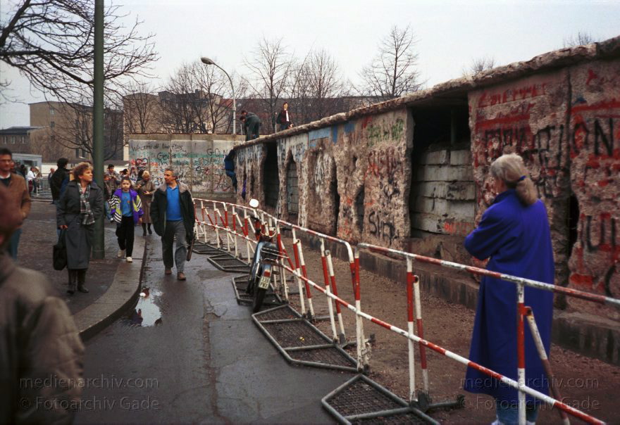 Berliner Mauer am Brandenburger Tor. Grenze der DDR
19. Februar 1990. Berlin. Mitte. Die DDR Grenze fällt. Berliner Mauer.
Schlüsselwörter: Berlin;berlin wall;Berliner Mauer;DDR;DDR Grenze;Deutsche Demokratische Republik;Deutschland;GDR;Germany;Grenze;iron curtain;Mauer;Mitte;Ostberlin;Ostzone;1990;Tiergarten