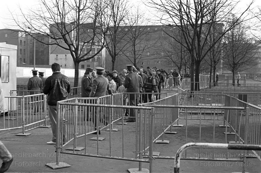 Berliner Mauer beim Reichstag. Grenze der DDR
20. Februar 1990. Berlin. Tiergarten. Mitte. Abbau der Mauer (DDR Grenze) beim Reichstag.Man nennt Personen. die sich Mauerstücke abschlagen. Mauerspecht.
Schlüsselwörter: Berlin;berlin wall;Berliner Mauer;DDR;DDR Grenze;Deutsche Demokratische Republik;Deutschland;GDR;Germany;Grenze;iron curtain;Mitte;Ostberlin;Ostzone;1990;Tiergarten