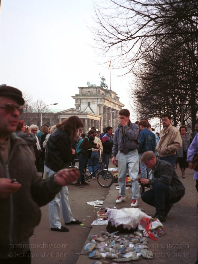 Berlin. Tiergarten. Berliner Mauer beim Reichstag
20. Februar 1990. Berlin. Tiergarten. Mitte. Abbau der Mauer (DDR Grenze) beim Reichstag.
Schlüsselwörter: Berlin;berlin wall;Berliner Mauer;Brandenburger Tor;DDR;DDR Grenze;Deutsche Demokratische Republik;Deutschland;GDR;Germany;Grenze;iron curtain;Mauer;Mitte;Ostberlin;Ostzone;1990;Tiergarten