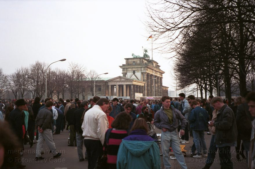 Berlin. Tiergarten. Berliner Mauer beim Reichstag
20. Februar 1990. Berlin. Tiergarten. Mitte. Abbau der Mauer (DDR Grenze) beim Reichstag.
Schlüsselwörter: Berlin;berlin wall;Berliner Mauer;Brandenburger Tor;DDR;DDR Grenze;Deutsche Demokratische Republik;Deutschland;GDR;Germany;Grenze;iron curtain;Mauer;Mitte;Ostberlin;Ostzone;1990;Tiergarten
