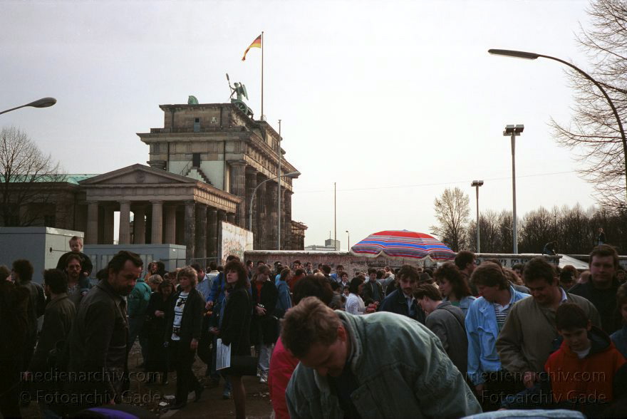 Berlin. Tiergarten. Berliner Mauer beim Reichstag
20. Februar 1990. Berlin. Tiergarten. Mitte. Abbau der Mauer (DDR Grenze) beim Reichstag.
Schlüsselwörter: Berlin;berlin wall;Berliner Mauer;Brandenburger Tor;DDR;DDR Grenze;Deutsche Demokratische Republik;Deutschland;GDR;Germany;Grenze;iron curtain;Mauer;Mitte;Ostberlin;Ostzone;1990;Tiergarten