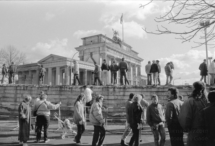 Berliner Mauer. DDR Grenze - GDR. Berlin Wall. Brandenburger Tor
3. 3. 1990. Berlin. Berliner Mauer. DDR Grenze. GDR. Berlin Wall. Brandenburger Tor
Schlüsselwörter: Berlin;berlin wall;Berliner Mauer;Brandenburger Tor;DDR;DDR Grenze;Deutsche Demokratische Republik;Deutschland;GDR;Germany;Grenze;iron curtain;Mauer;Ostberlin;1990;Ostzone