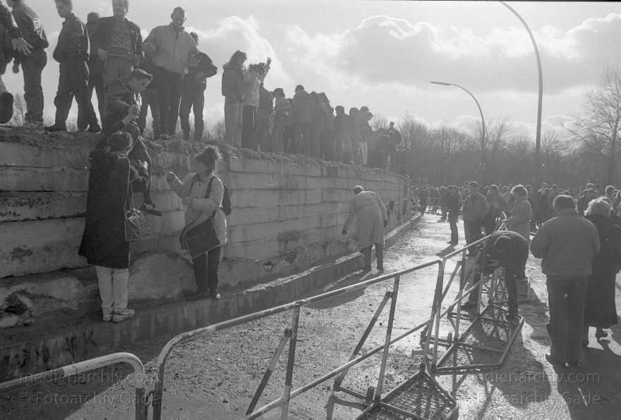 Berlin. Berliner Mauer am Brandenburger Tor
3. 3. 1990. Berlin. Berliner Mauer beim Brandenburger Tor. DDR Grenze. GDR. German Democratic Republic. Berlin Wall. East German Frontier
Schlüsselwörter: Berlin;berlin wall;Berliner Mauer;DDR;DDR Grenze;Deutsche Demokratische Republik;Deutschland;GDR;Germany;Grenze;iron curtain;Mauer;Ostberlin;1990;Ostzone