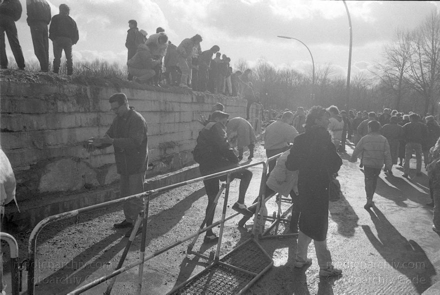 Berlin. Berliner Mauer am Brandenburger Tor
3. 3. 1990. Berlin. Berliner Mauer beim Brandenburger Tor. DDR Grenze. GDR. German Democratic Republic. Berlin Wall. East German Frontier
Schlüsselwörter: Berlin;berlin wall;Berliner Mauer;DDR;DDR Grenze;Deutsche Demokratische Republik;Deutschland;GDR;Germany;Grenze;iron curtain;Mauer;Ostberlin;1990;Ostzone