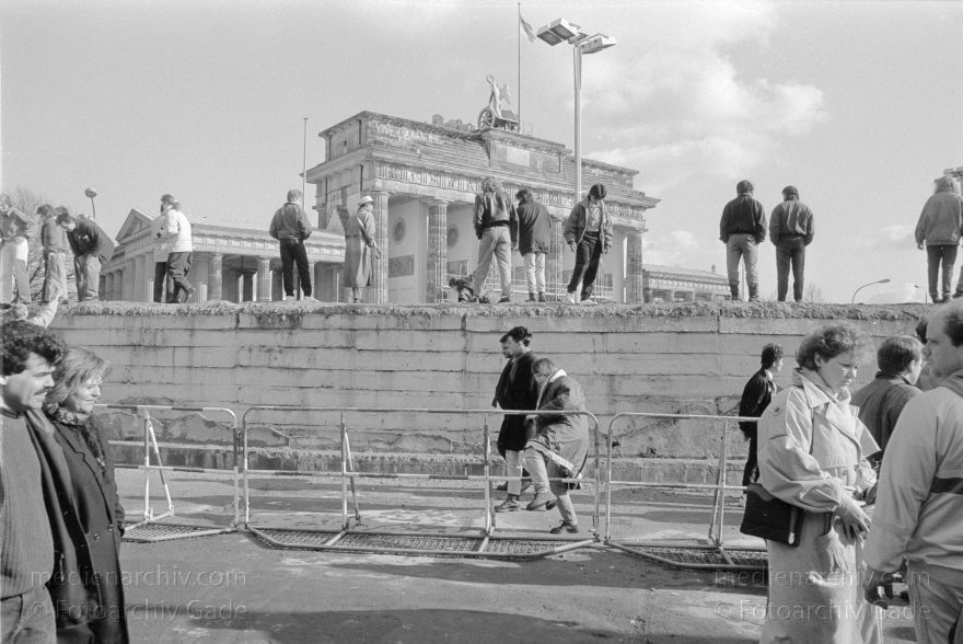 Berlin. Berliner Mauer am Brandenburger Tor
3. 3. 1990. Berlin. Berliner Mauer beim Brandenburger Tor. DDR Grenze. GDR. German Democratic Republic. Berlin Wall. East German Frontier
Schlüsselwörter: Berlin;berlin wall;Berliner Mauer;Brandenburger Tor;DDR;DDR Grenze;Deutsche Demokratische Republik;Deutschland;GDR;Germany;Grenze;iron curtain;Mauer;Ostberlin;1990;Ostzone