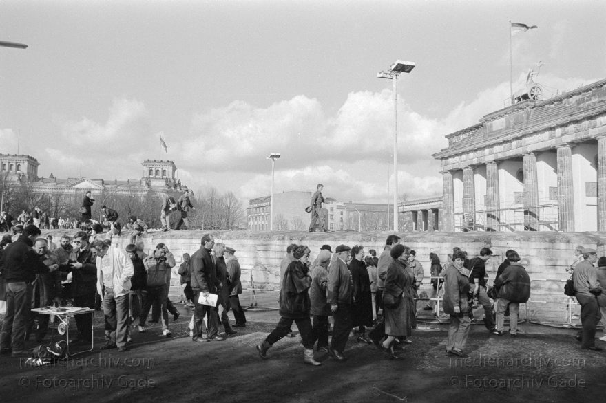 Berlin. Berliner Mauer am Brandenburger Tor
3. 3. 1990. Berlin. Berliner Mauer beim Brandenburger Tor. DDR Grenze. GDR. German Democratic Republic. Berlin Wall. East German Frontier
Schlüsselwörter: Berlin;berlin wall;Berliner Mauer;Brandenburger Tor;DDR;DDR Grenze;Deutsche Demokratische Republik;Deutschland;GDR;Germany;Grenze;iron curtain;Mauer;Ostberlin;1990;Ostzone