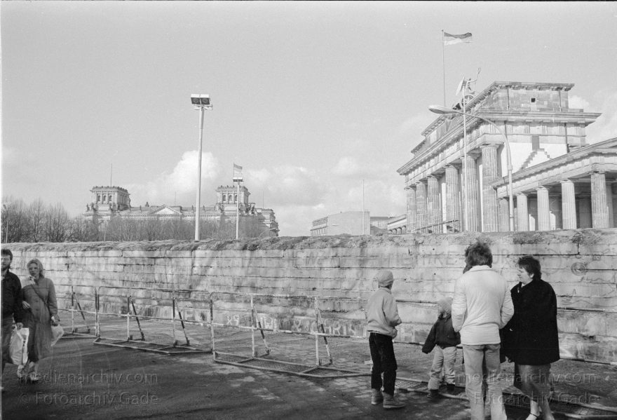 Berliner Mauer. DDR Grenze beim Brandenburger Tor
3. 3. 1990. Berlin. Berliner Mauer. DDR Grenze beim Brandenburger Tor. GDR. German Democratic Republic. Berlin Wall. East German Frontier
Schlüsselwörter: Berlin;berlin wall;Berliner Mauer;Brandenburger Tor;DDR;DDR Grenze;Deutsche Demokratische Republik;Deutschland;GDR;Germany;Grenze;iron curtain;Mauer;Ostberlin;1990;Ostzone