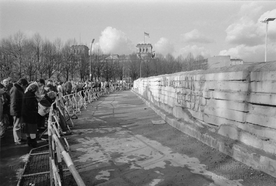 Berliner Mauer. DDR Grenze beim Brandenburger Tor
3. 3. 1990. Berlin. Berliner Mauer. DDR Grenze beim Brandenburger Tor. GDR. German Democratic Republic. Berlin Wall. East German Frontier
Schlüsselwörter: Berlin;berlin wall;Berliner Mauer;DDR;DDR Grenze;Deutsche Demokratische Republik;Deutschland;GDR;Germany;Grenze;iron curtain;Mauer;Ostberlin;1990;Ostzone