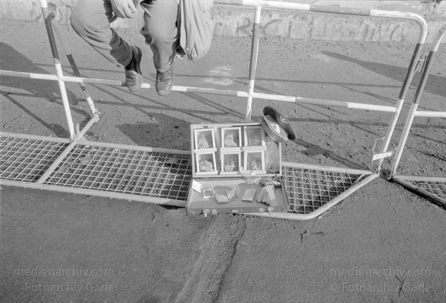 Berliner Mauer. DDR Grenze beim Brandenburger Tor
3. 3. 1990. Berlin. Berliner Mauer. DDR Grenze beim Brandenburger Tor. GDR. German Democratic Republic. Berlin Wall. East German Frontier
Schlüsselwörter: Berlin;berlin wall;Berliner Mauer;DDR;DDR Grenze;Deutsche Demokratische Republik;Deutschland;GDR;Germany;Grenze;iron curtain;Mauer;Ostberlin;1990;Ostzone