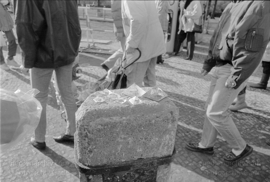 Berliner Mauer. DDR Grenze beim Brandenburger Tor
3. 3. 1990. Berlin. Berliner Mauer beim Brandenburger Tor. DDR Grenze. GDR. German Democratic Republic. Berlin Wall. East German Frontier
Schlüsselwörter: Berlin;berlin wall;Berliner Mauer;DDR;DDR Grenze;Deutsche Demokratische Republik;Deutschland;GDR;Germany;Grenze;iron curtain;Mauer;Ostberlin;1990;Ostzone