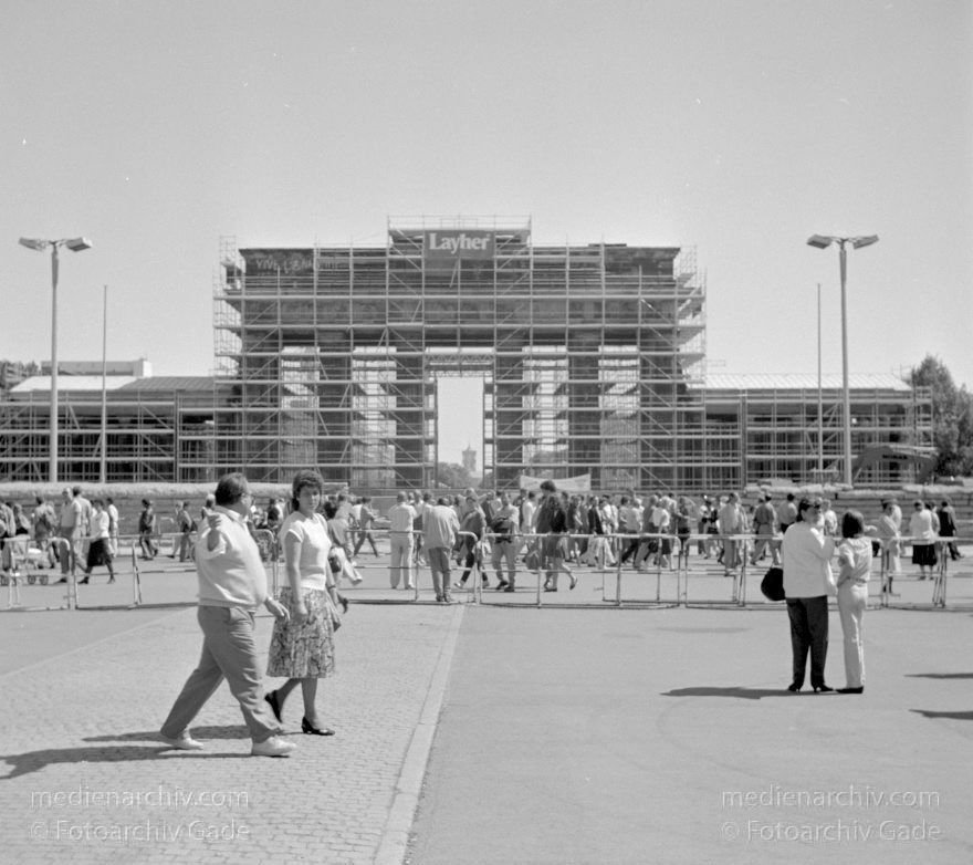 Berliner Mauer am Brandenburger Tor.
1. 5. 1990. Berlin. Mitte. Reste der Berliner Mauer am Brandenburger Tor. DDR-Grenze zwischen Tiergarten und Mitte
Schlüsselwörter: Baugerüst;Baustelle;Berlin;berlin wall;Berliner Mauer;Brandenburger Tor;DDR;GDR;Germany;Grenze;Mitte;1990;Ostberlin