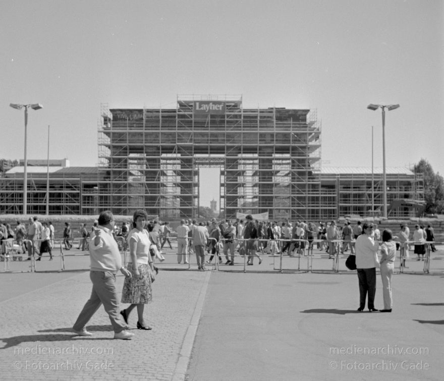 Berliner Mauer am Brandenburger Tor.
1. 5. 1990. Berlin. Mitte. Reste der Berliner Mauer am Brandenburger Tor. DDR-Grenze zwischen Tiergarten und Mitte
Schlüsselwörter: Baugerüst;Baustelle;Berlin;berlin wall;Berliner Mauer;Brandenburger Tor;DDR;GDR;Germany;Grenze;Mitte;1990;Ostberlin