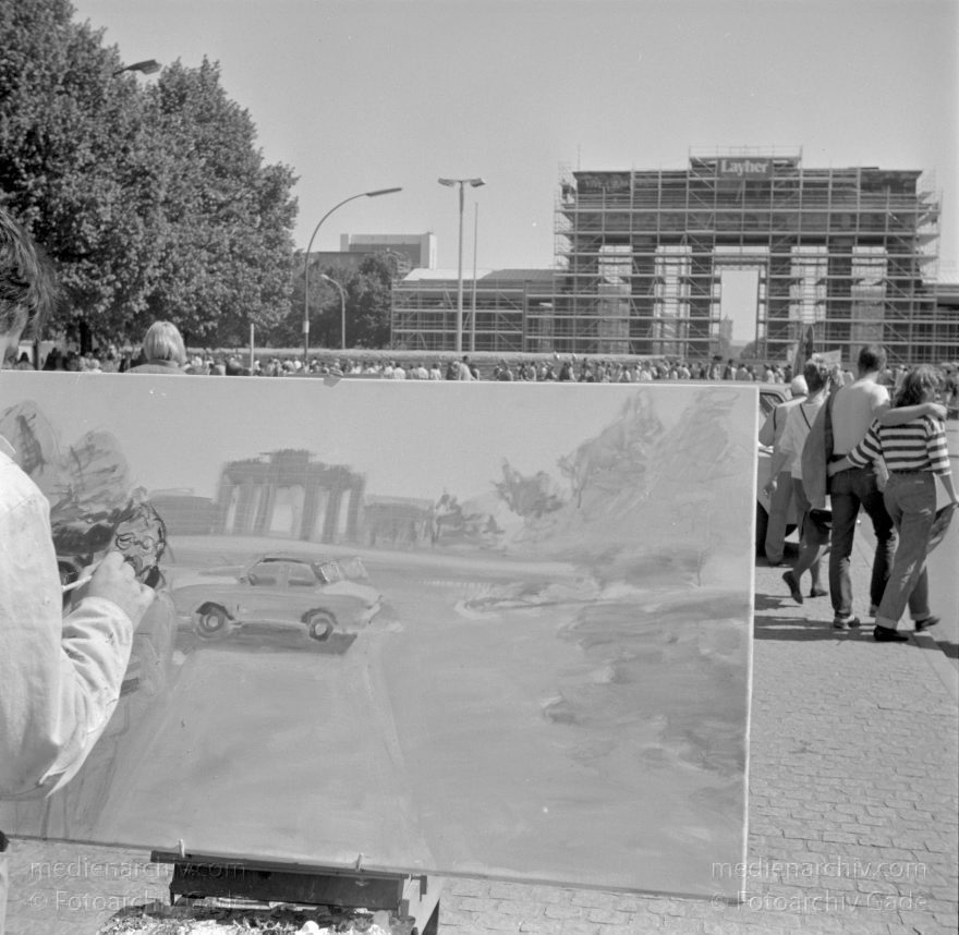 Berliner Mauer am Brandenburger Tor.
1. 5. 1990. Berlin. Mitte. Reste der Berliner Mauer am Brandenburger Tor. DDR-Grenze zwischen Tiergarten und Mitte. Ein Maler malt die Szene
Schlüsselwörter: Baugerüst;Baustelle;Berlin;berlin wall;Berliner Mauer;Brandenburger Tor;DDR;GDR;Germany;Grenze;Maler;Mitte;1990;Ostberlin