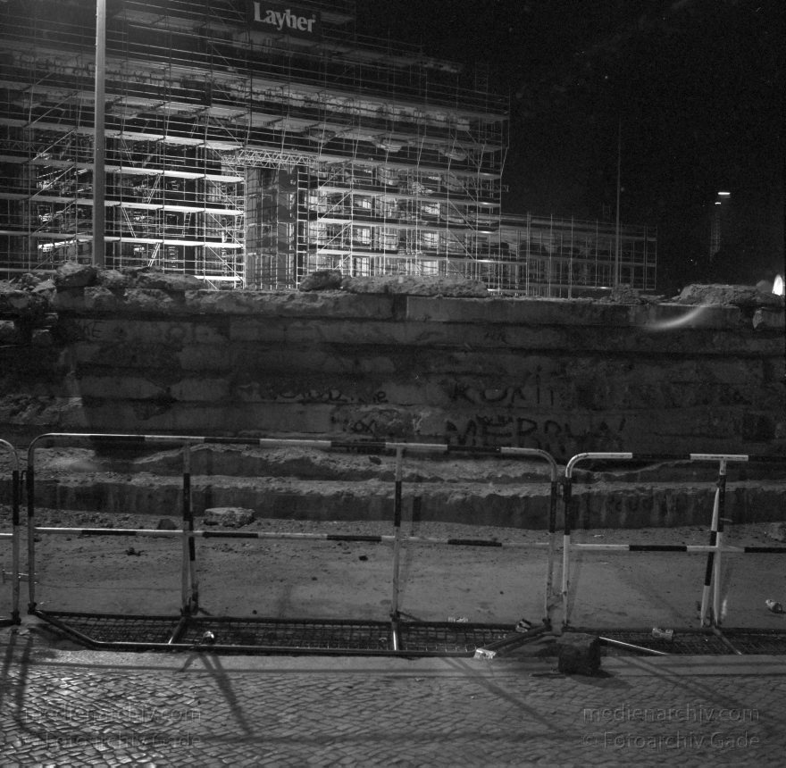 Berliner Mauer am Brandenburger Tor.
1. 5. 1990. Berlin. Mitte. Reste der Berliner Mauer am Brandenburger Tor. DDR-Grenze zwischen Tiergarten und Mitte
Schlüsselwörter: Baugerüst;Baustelle;Berlin;berlin wall;Berliner Mauer;Brandenburger Tor;DDR;GDR;Germany;Grenze;Mitte;Nachtaufnahme;1990;Ostberlin
