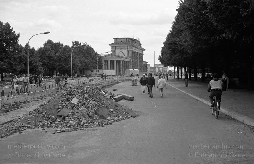 Berlin. Berliner Mauer. Brandenburger Tor
2. Juni 1990. Berlin. Mitte. Tiergarten. Am Brandenburger Tor. Abriß der Mauer
Schlüsselwörter: Berlin;berlin wall;Berliner Mauer;Brandenburger Tor;DDR;DDR Grenze;Deutsche Demokratische Republik;Deutschland;GDR;Germany;Grenze;iron curtain;Mauer;Mitte;Ostberlin;1990;Ostzone