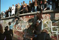 Dateiname=Berliner-Mauer-Mitte-beim-Brandenburger-Tor-19891110-08.jpg
Dateigröße=278KB
Abmessungen: 880x590
hinzugefügt am: 04. Januar 2016 Berliner-Mauer-Mitte-beim-Brandenburger-Tor-19891110-08.jpg