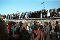 Dateiname=Berliner-Mauer-Mitte-beim-Brandenburger-Tor-19891110-12.jpg
Dateigröße=218KB
Abmessungen: 880x590
hinzugefügt am: 04. Januar 2016 Berliner-Mauer-Mitte-beim-Brandenburger-Tor-19891110-12.jpg