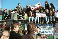 Berliner-Mauer-Mitte-beim-Brandenburger-Tor-19891110-13.jpg