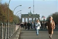 Dateiname=Berliner-Mauer-Mitte-beim-Brandenburger-Tor-19891110-20.jpg
Dateigröße=207KB
Abmessungen: 880x597
hinzugefügt am: 04. Januar 2016 Berliner-Mauer-Mitte-beim-Brandenburger-Tor-19891110-20.jpg