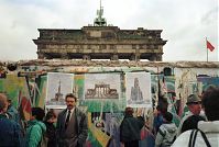 Dateiname=Berliner-Mauer-Mitte-beim-Brandenburger-Tor-19891114-08.jpg
Dateigröße=213KB
Abmessungen: 880x590
hinzugefügt am: 04. Januar 2016 Berliner-Mauer-Mitte-beim-Brandenburger-Tor-19891114-08.jpg