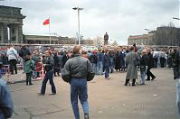 Dateiname=Berliner-Mauer-Mitte-beim-Brandenburger-Tor-19891114-50.jpg
Dateigröße=188KB
Abmessungen: 880x585
hinzugefügt am: 04. Januar 2016 Berliner-Mauer-Mitte-beim-Brandenburger-Tor-19891114-50.jpg