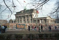 Dateiname=Berliner-Mauer-Mitte-beim-Brandenburger-Tor-19891114-55.jpg
Dateigröße=280KB
Abmessungen: 880x590
hinzugefügt am: 04. Januar 2016 Berliner-Mauer-Mitte-beim-Brandenburger-Tor-19891114-55.jpg