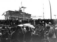 Dateiname=Berliner-Mauer-Mitte-beim-Brandenburger-Tor-19891222-001.jpg
Dateigröße=173KB
Abmessungen: 880x650
hinzugefügt am: 04. Januar 2016 Berliner-Mauer-Mitte-beim-Brandenburger-Tor-19891222-001.jpg