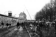 Dateiname=Berliner-Mauer-Mitte-beim-Brandenburger-Tor-19891222-011.jpg
Dateigröße=200KB
Abmessungen: 880x573
hinzugefügt am: 04. Januar 2016 Berliner-Mauer-Mitte-beim-Brandenburger-Tor-19891222-011.jpg