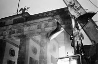 Berliner-Mauer-Mitte-beim-Brandenburger-Tor-19891222-107.jpg