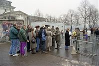 Dateiname=Berliner-Mauer-Mitte-beim-Brandenburger-Tor-19900107-101.jpg
Dateigröße=234KB
Abmessungen: 880x581
hinzugefügt am: 04. Januar 2016 Berliner-Mauer-Mitte-beim-Brandenburger-Tor-19900107-101.jpg