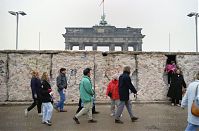 Dateiname=Berliner-Mauer-Mitte-beim-Brandenburger-Tor-19900107-108.jpg
Dateigröße=207KB
Abmessungen: 880x578
hinzugefügt am: 04. Januar 2016 Berliner-Mauer-Mitte-beim-Brandenburger-Tor-19900107-108.jpg
