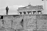 Dateiname=Berliner-Mauer-Mitte-beim-Brandenburger-Tor-19900114-17.jpg
Dateigröße=205KB
Abmessungen: 880x596
hinzugefügt am: 04. Januar 2016 Berliner-Mauer-Mitte-beim-Brandenburger-Tor-19900114-17.jpg