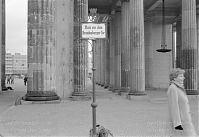 Dateiname=Berliner-Mauer-Mitte-beim-Brandenburger-Tor-19900114-19.jpg
Dateigröße=175KB
Abmessungen: 880x603
hinzugefügt am: 04. Januar 2016 Berliner-Mauer-Mitte-beim-Brandenburger-Tor-19900114-19.jpg