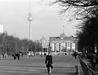 Dateiname=Berliner-Mauer-Mitte-beim-Brandenburger-Tor-19900118-001.jpg
Dateigröße=228KB
Abmessungen: 880x670
hinzugefügt am: 04. Januar 2016 Berliner-Mauer-Mitte-beim-Brandenburger-Tor-19900118-001.jpg