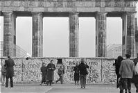 Dateiname=Berliner-Mauer-Mitte-beim-Brandenburger-Tor-19900119-22.jpg
Dateigröße=195KB
Abmessungen: 880x593
hinzugefügt am: 04. Januar 2016 Berliner-Mauer-Mitte-beim-Brandenburger-Tor-19900119-22.jpg