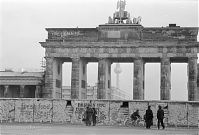 Dateiname=Berliner-Mauer-Mitte-beim-Brandenburger-Tor-19900119-25.jpg
Dateigröße=184KB
Abmessungen: 880x598
hinzugefügt am: 04. Januar 2016 Berliner-Mauer-Mitte-beim-Brandenburger-Tor-19900119-25.jpg