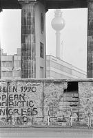 Dateiname=Berliner-Mauer-Mitte-beim-Brandenburger-Tor-19900119-30.jpg
Dateigröße=180KB
Abmessungen: 598x880
hinzugefügt am: 04. Januar 2016 Berliner-Mauer-Mitte-beim-Brandenburger-Tor-19900119-30.jpg