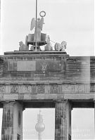 Dateiname=Berliner-Mauer-Mitte-beim-Brandenburger-Tor-19900119-36.jpg
Dateigröße=153KB
Abmessungen: 598x880
hinzugefügt am: 04. Januar 2016 Berliner-Mauer-Mitte-beim-Brandenburger-Tor-19900119-36.jpg